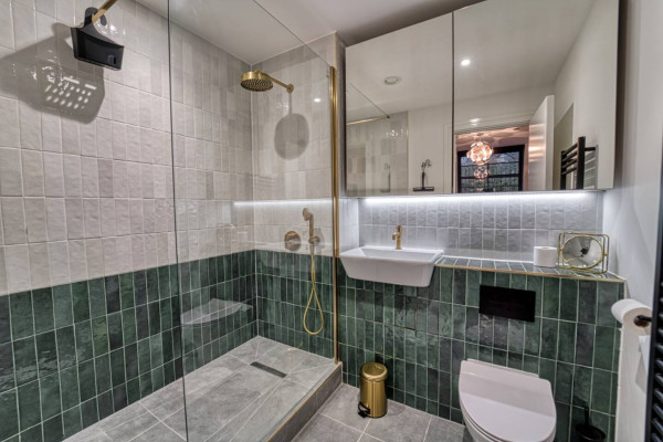 Spotless Airbnb bathroom professionally cleaned and prepared for guests.